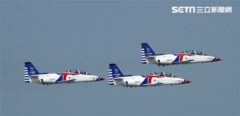 空軍雷虎小組以不同編隊高難度特技操演。（記者邱榮吉/攝影）