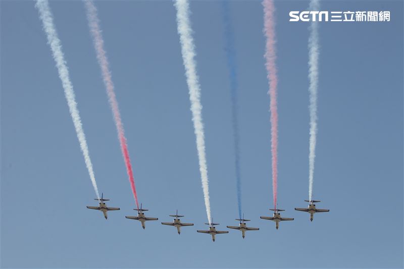 空軍雷虎小組以不同編隊高難度特技操演。（記者邱榮吉/攝影）