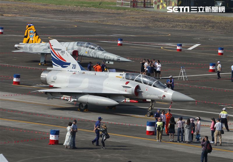「108年國防知性之旅-營區開放活動」19日在空軍臺南基地盛大登場，區分空中操演、陸上表演、靜態裝備陳展、睽違6年參觀民眾擠爆。（記者邱榮吉/攝影）