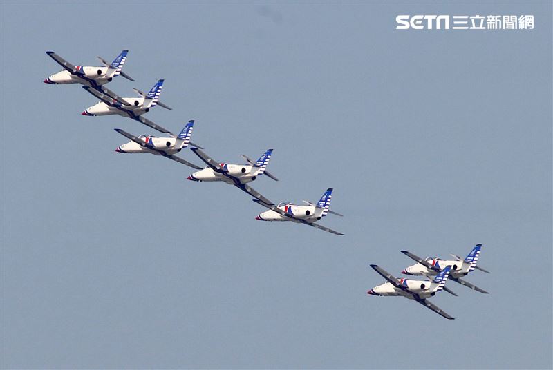 空軍雷虎小組以不同編隊高難度特技操演。（記者邱榮吉/攝影）