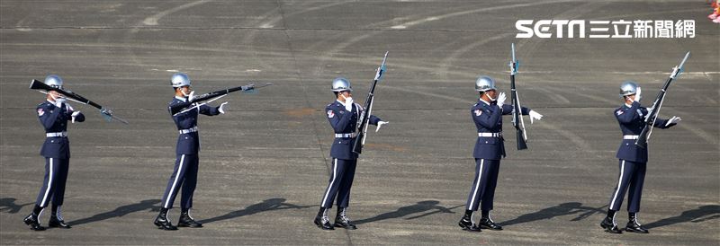 空軍儀隊表演高難度拋槍。（記者邱榮吉/攝影）
