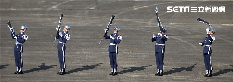 空軍儀隊表演高難度拋槍。（記者邱榮吉/攝影）