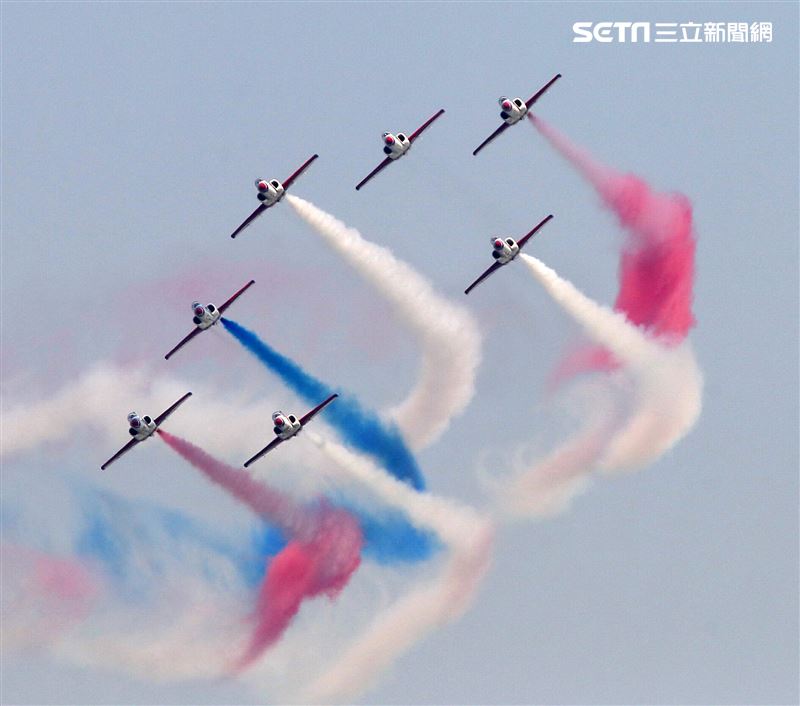 空軍雷虎小組以不同編隊高難度特技操演。（記者邱榮吉/攝影）
