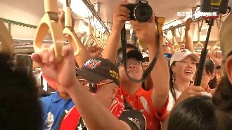 韓粉台鐵上高歌「要出征」　乘客傻眼