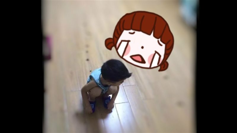 兒突安靜…媽驚見「菊花擺陣」崩潰了