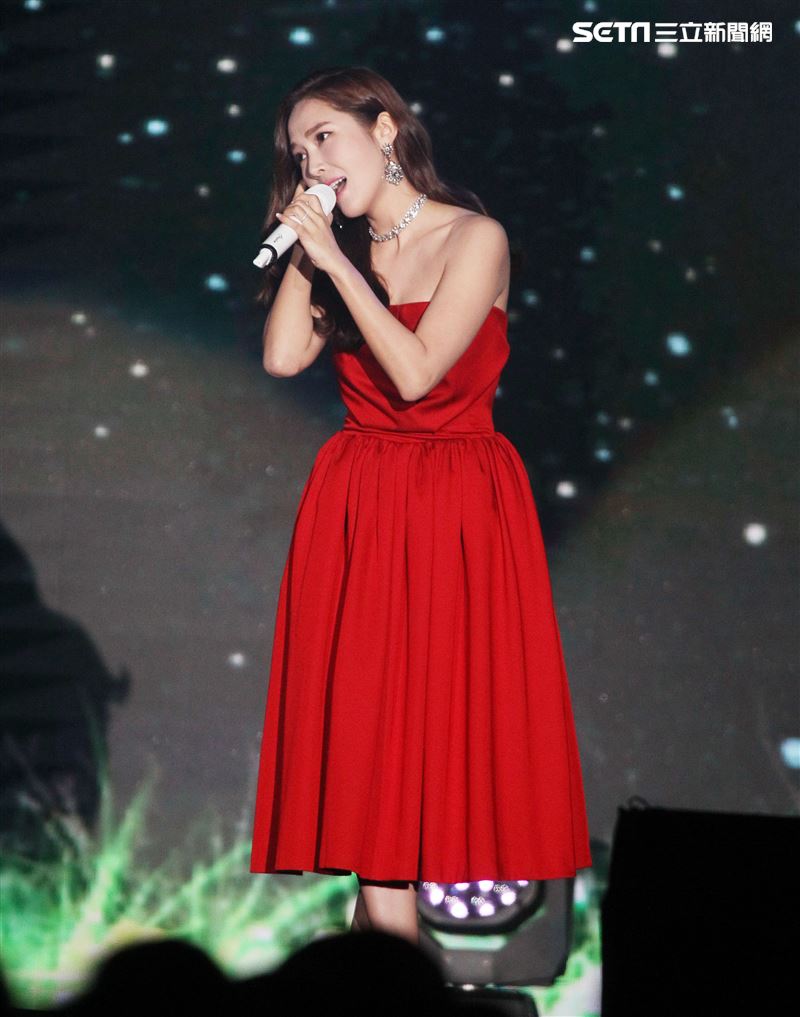 韓星潔西卡（Jessica）穿上性感紅色平口禮服來台舉辦「Jessica Jung Fan Meeting in Taipei」見面會。（記者邱榮吉/攝影）