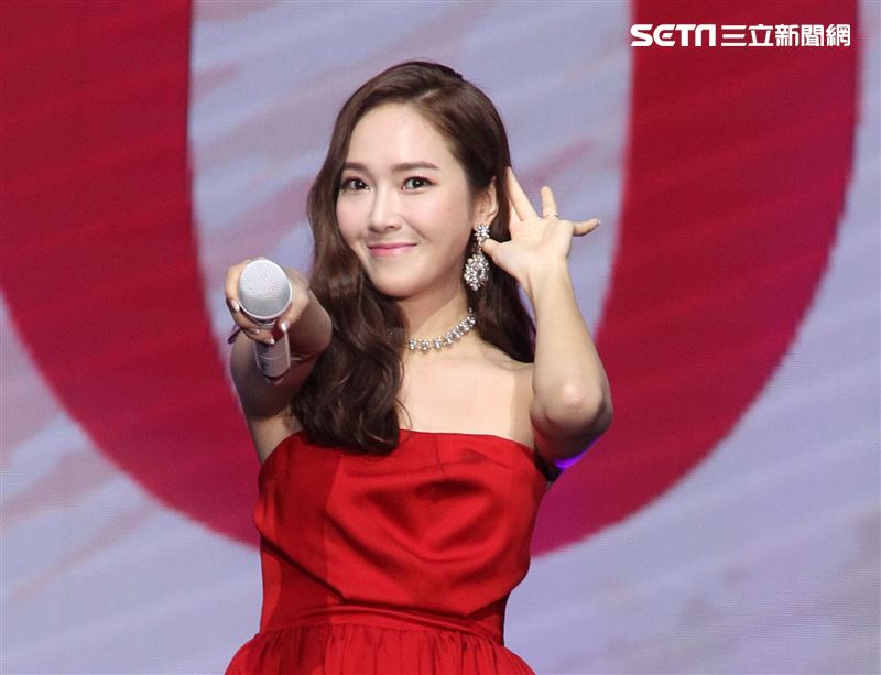 韓星潔西卡（Jessica）穿上性感紅色平口禮服來台舉辦「Jessica Jung Fan Meeting in Taipei」見面會。（記者邱榮吉/攝影）