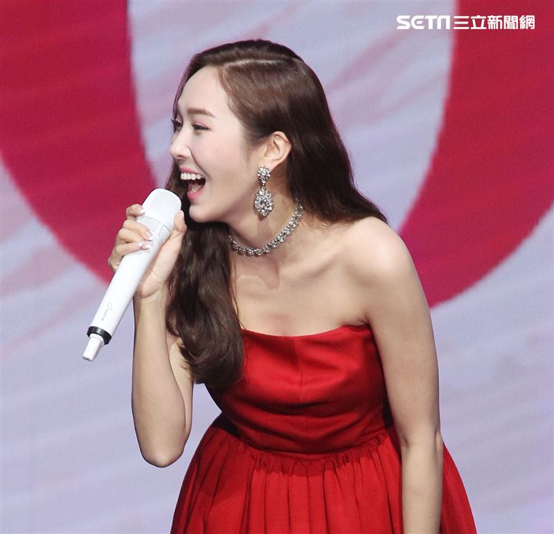 韓星潔西卡（Jessica）穿上性感紅色平口禮服來台舉辦「Jessica Jung Fan Meeting in Taipei」見面會。（記者邱榮吉/攝影）