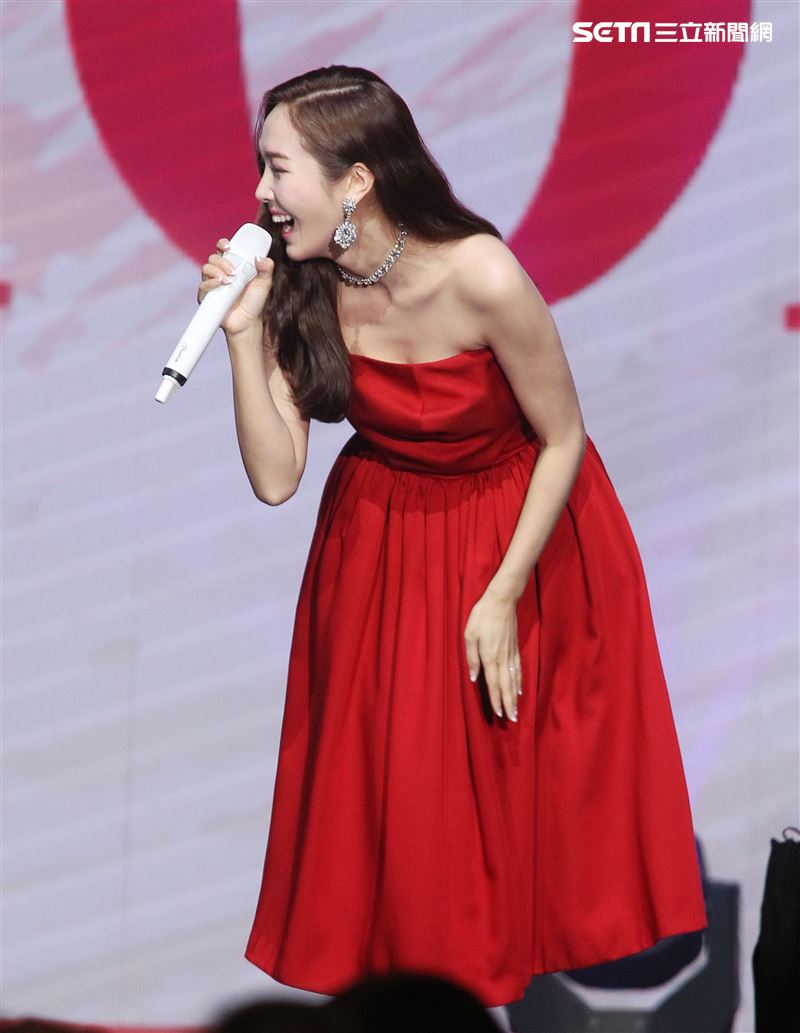 韓星潔西卡（Jessica）穿上性感紅色平口禮服來台舉辦「Jessica Jung Fan Meeting in Taipei」見面會。（記者邱榮吉/攝影）