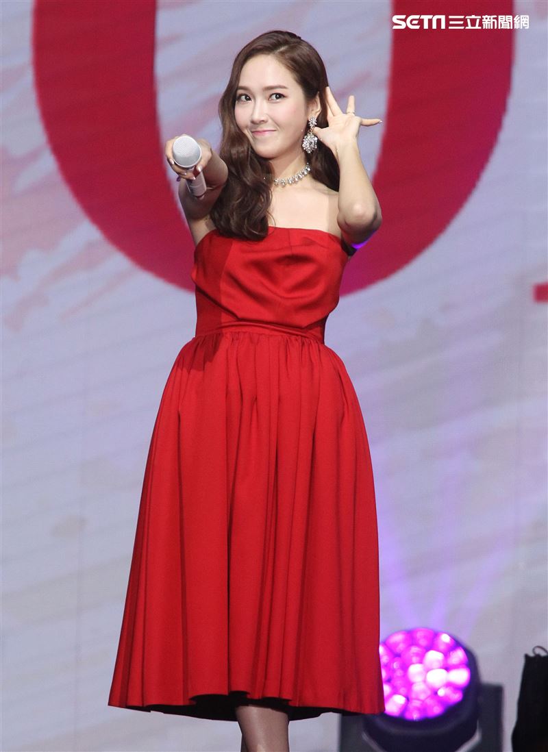 韓星潔西卡（Jessica）穿上性感紅色平口禮服來台舉辦「Jessica Jung Fan Meeting in Taipei」見面會。（記者邱榮吉/攝影）