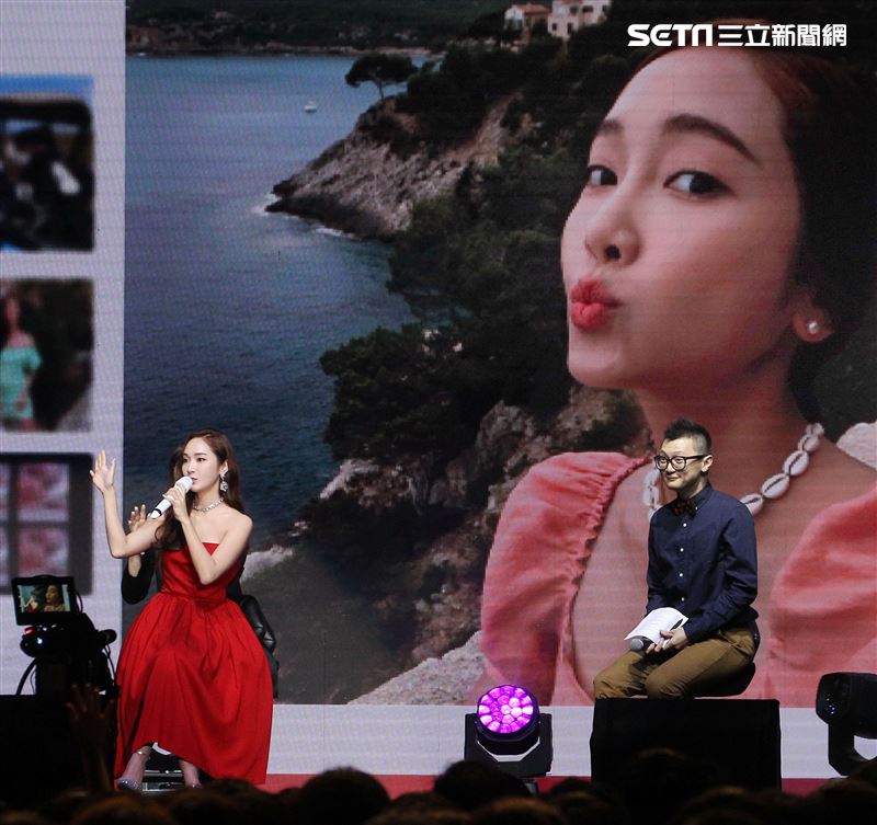 韓星潔西卡（Jessica）穿上性感紅色平口禮服來台舉辦「Jessica Jung Fan Meeting in Taipei」見面會。（記者邱榮吉/攝影）