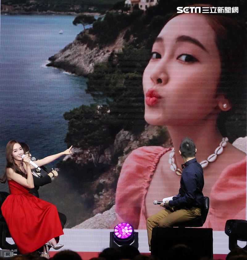 韓星潔西卡（Jessica）穿上性感紅色平口禮服來台舉辦「Jessica Jung Fan Meeting in Taipei」見面會。（記者邱榮吉/攝影）