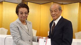 台贈禮賀日皇即位　安倍母親盼台日親上加親日皇德仁22日舉行即位儀式，台日民間人士組「日本櫻返鄉會」贈德仁的祖父1923年身為皇太子訪台期間種植的植物苗木當賀禮。19日由日本首相安倍晉三母親安倍洋子代表接受。右為前政務委員黃石城。中央社記者楊明珠東京攝　108年10月19日