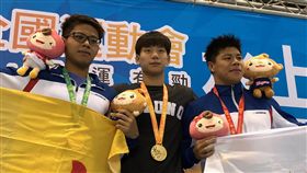 全運會男子游泳100蝶　王冠閎破全國奪冠108年全國運動會在桃園，19日晚間進行男子組游泳100公尺蝶式決賽，代表台北市出賽的王冠閎（中）游出52秒68，雙破大會與全國紀錄，拿下冠軍。中央社記者黃巧雯攝　108年10月19日