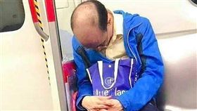 禿頭,假髮,噴裝,地鐵,熟睡,爆笑公社　圖／翻攝自臉書爆笑公社