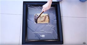 （圖／翻攝自聖結石YouTube）百萬訂閱,獎牌,砸爛