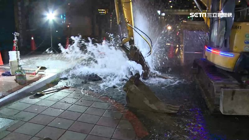 挖斷水管！忠孝西路驚見1層樓噴泉