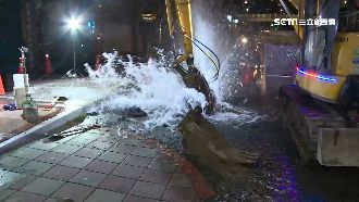 挖斷水管！忠孝西路驚見1層樓噴泉