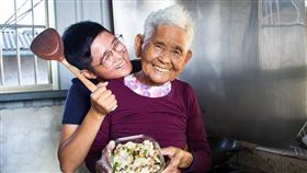 YouTuber「快樂嬤」（劉張秀）在8月病逝，孫女「快樂姊」PO影片懷念。（圖／翻攝自臉書、YouTube）