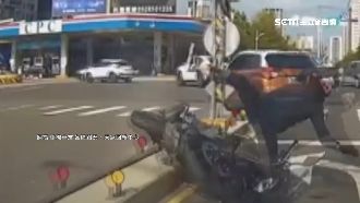 左轉下一秒…眼前騎士撞分隔島噴飛