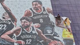NBA推特風波，讓以美國為首的西方世界逐漸意識到大幅對中國開放、妥協，期望中國能逐步擁抱西方民主與普世價值的政策。圖為10月9日NBA在上海的巨幅海報被撤下。（中央社檔案照片）