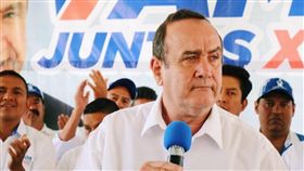 外交部20日表示，瓜地馬拉共和國總統當選人賈麥岱（前）將率團訪台。（圖取自facebook.com/AlejandroGiammattei）