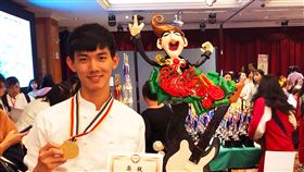 台北城市科技大學學生陳弘恩挑戰以拉糖做出120公分高、18公斤重的搖滾歌手，在國際青年創意美學競賽中獲烘焙藝術展示組金牌。（城市科大提供）中央社記者許秩維傳真 108年10月20日