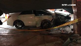 逆向失控撞民宅　車主友圍警反釀衝突