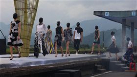 花蓮東里鐵馬驛站田野風光迷人，花東縱谷國家風景區管理處利用舊月台打造成伸展台，19日傍晚舉辦時裝秀，安排專業設計組的模特兒走秀，吸引許多民眾到場觀賞。中央社記者李先鳳攝　108年10月20日