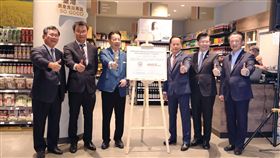 
農委會主委陳吉仲出席新加坡「台灣農產食品專區」開幕，陳吉仲（左2）並見證CAS協會與HAO Mart公司簽署「台灣豬肉採購合作意向書」儀式。中央社記者黃自強新加坡攝　108年10月20日