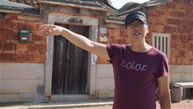 16:9
董振良回金門　帶領學員歐厝巡禮（2）金門導演董振良（圖）帶著新作「井」回鄉首映，並帶領學員到歐厝走訪24年前拍攝「單打雙不打」的場景。圖為董振良向學員說明拍片情形。中央社記者黃慧敏攝　108年10月20日