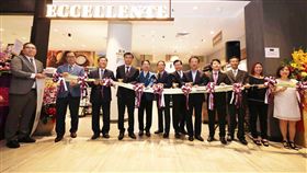 
農委會主委陳吉仲出席星國「台灣農產食品專區」開幕，圖為陳吉仲（左4）與駐星代表梁國新（左7）、嘉義縣長翁章梁（左8）等人進行專區剪綵儀式。中央社記者黃自強新加坡攝 108年10月20日