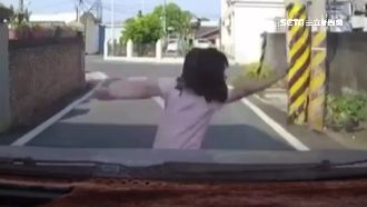 來不及反應！女童突然衝上路遭撞飛