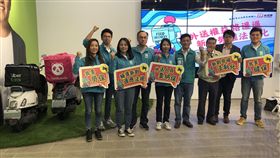 新竹市立委參選人鄭宏輝（右4）20日針對外送員權益提出三大主張，呼籲政府機關為外送平台業建立合法機制，保障人員的安全、權益。中央社記者魯鋼駿攝　108年10月20日