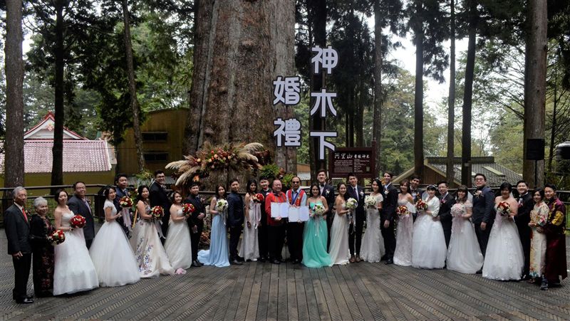 參加神木下婚禮　43年夫妻圓蜜月夢