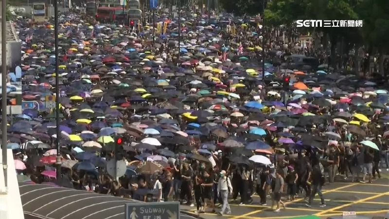 數萬人擠爆尖沙咀！港警催淚彈驅離