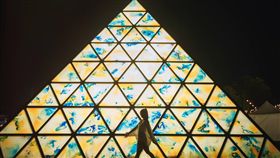 台灣設計展破百萬人次參觀（2）台灣設計展參觀人氣爆棚，9日突破百萬人次，主展區中的夜間光環境，以聲光科技點亮黑夜，吸引大批民眾夜遊取景。（屏東縣政府提供）中央社記者郭芷傳真　108年10月10日