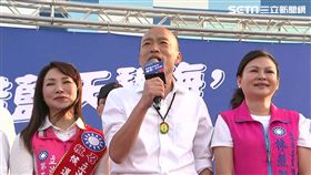 韓國瑜前往台南黃金海岸淨灘，卻有抗議人士高舉「溜之大吉」的標與。