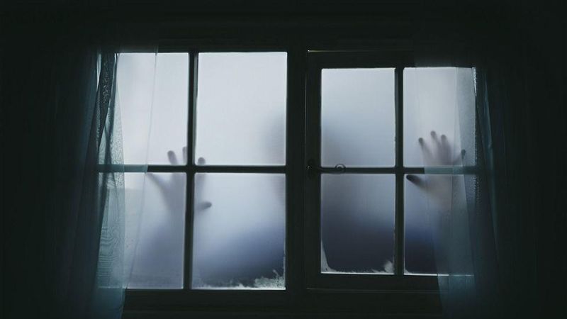 爬牆男深夜出沒　女嚇瘋做了這件事