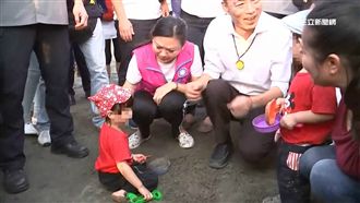 韓國瑜幫挖沙　女童搶回玩具喊：不要