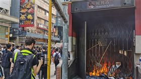 香港九龍遊行 示威者在港鐵旺角站外縱火20日下午，香港示威者在九龍自發上街，由尖沙咀梳士巴利公園遊行至高鐵西九龍站。下午2時30分遊行結束後，有示威者陸續轉往九龍各地抗爭。圖為示威者在港鐵旺角站出口焚燒雜物，現場冒出陣陣濃煙。中央社記者張謙香港攝 108年10月20日