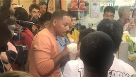 野生威爾史密斯晚間現身寧夏夜市。（圖／讀者授權提供）