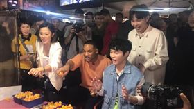 野生威爾史密斯晚間現身寧夏夜市。（圖／讀者授權提供）