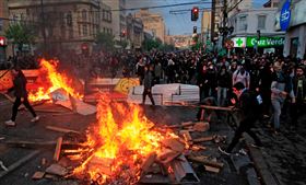 智利首都示威不止。（圖／翻攝自推特）