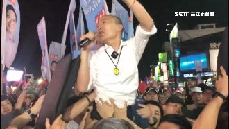 韓逛夜市不受控　隨扈急拉防彈公事包