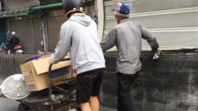 （圖／翻攝自爆廢公社）三峽,八安大橋,阿伯,推車,善舉