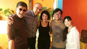 虞戡平（左1）與多位巴西影人及電影系教授交流拍攝理念與經驗。（謝如欣提供）中央社記者唐雅陵聖保羅傳真　108年10月21日