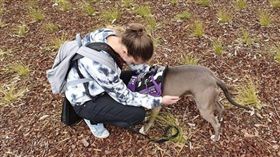 一名澳洲少女莎娜（Shauna Darcy）日前因出現心律不整，被其所養的服務犬露比（Ruby）發現，就醫後才發現自己罹患罕見的心臟疾病「愛娜妲奴症候群（Ehlers-Danlos syndrome）」，及時接受治療才保住一命，讓她驚訝地淚謝露比的敏銳和機警。（圖／翻攝自incredibullruby IG）