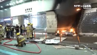 港入夜衝突四起　警胡椒噴霧圍攻市民