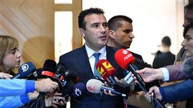 在歐洲聯盟領袖未同意於目前展開入會談判後，北馬其頓總理柴伊夫（中）20日決定在明年4月提前舉行國會大選。（圖取自facebook.com/zaevzoran）